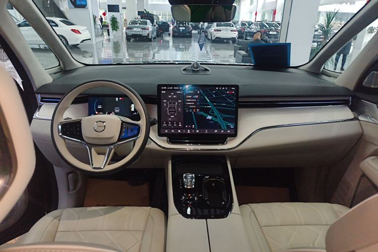 Used Volvo EM90 2025 Ultra Six-Seater Center Console