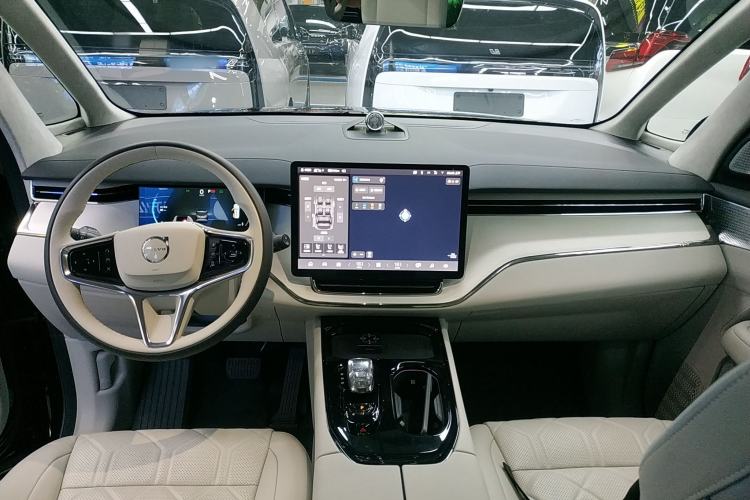 Used Volvo EM90 2025 Ultra Six-Seater Center Console