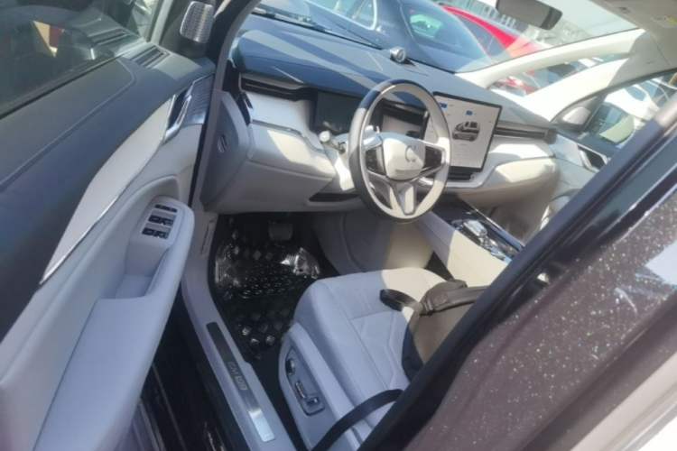 Used Volvo EM90 2025 Ultra Six-Seater Driver Seat