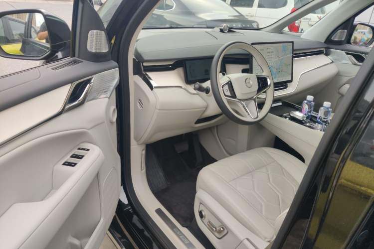Used Volvo EM90 2025 Ultra Six-Seater Driver Seat