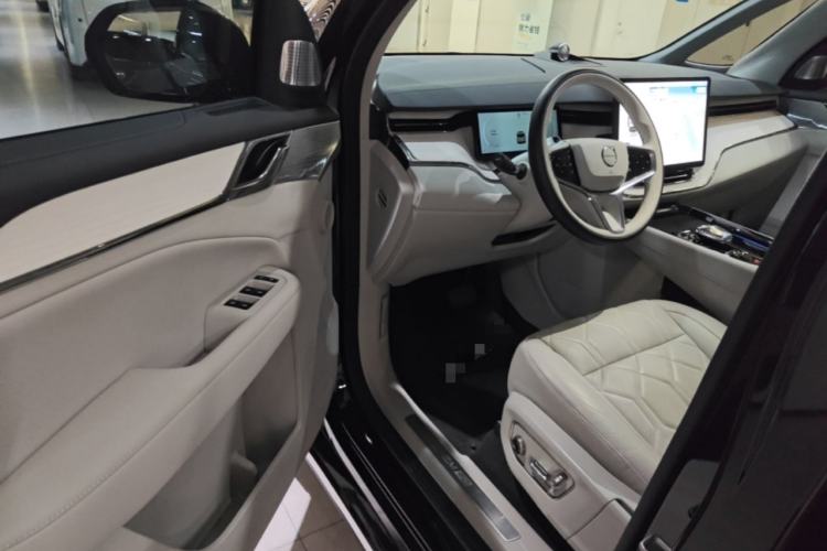 Used Volvo EM90 2025 Ultra Six-Seater Driver Seat
