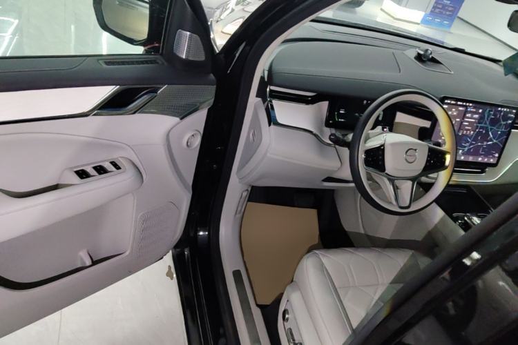 Used Volvo EM90 2025 Ultra Six-Seater Driver Seat