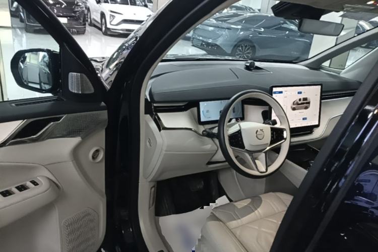 Used Volvo EM90 2025 Ultra Six-Seater Driver Seat