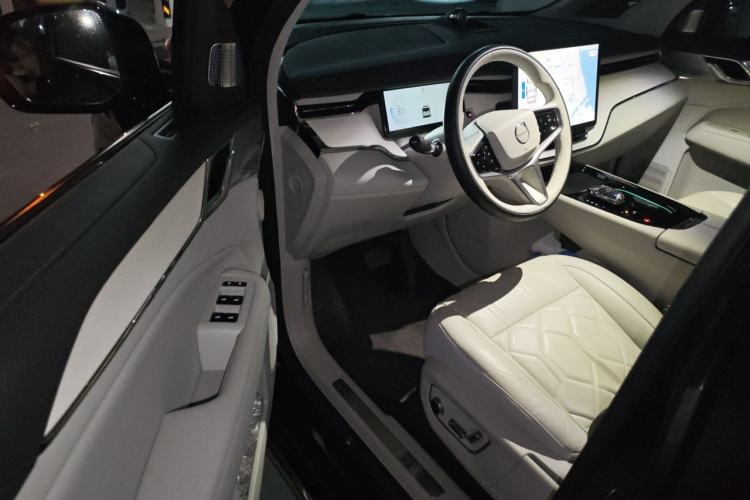 Used Volvo EM90 2025 Ultra Six-Seater Driver Seat