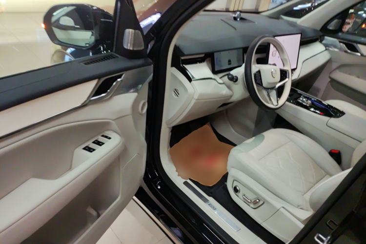 Used Volvo EM90 2025 Ultra Six-Seater Driver Seat