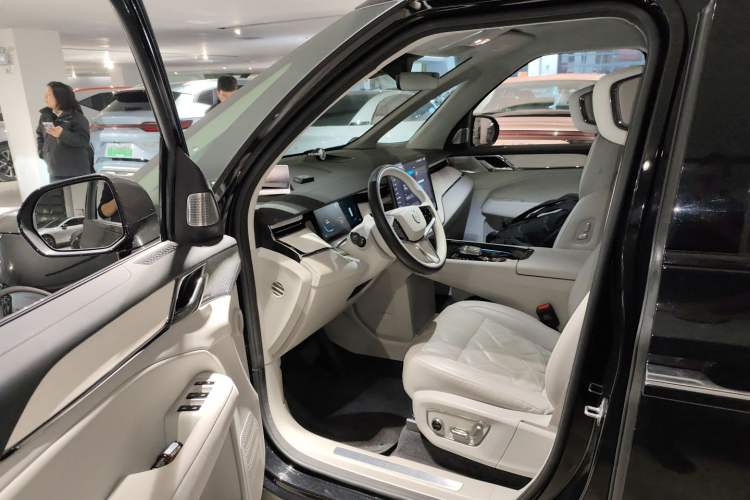 Used Volvo EM90 2025 Ultra Six-Seater Driver Seat