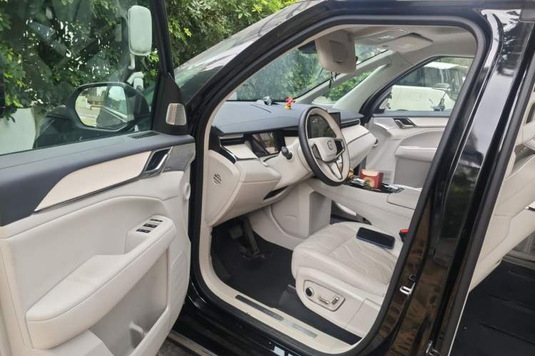 Used Volvo EM90 2025 Ultra Six-Seater Driver Seat