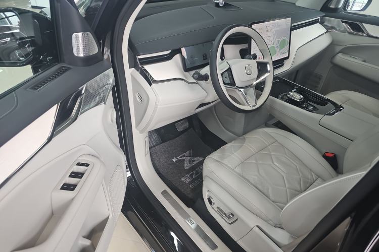 Used Volvo EM90 2025 Ultra Six-Seater Driver Seat