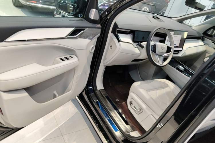 Used Volvo EM90 2025 Ultra Six-Seater Driver Seat