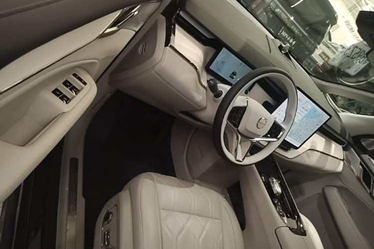 Used Volvo EM90 2025 Ultra Six-Seater Driver Seat