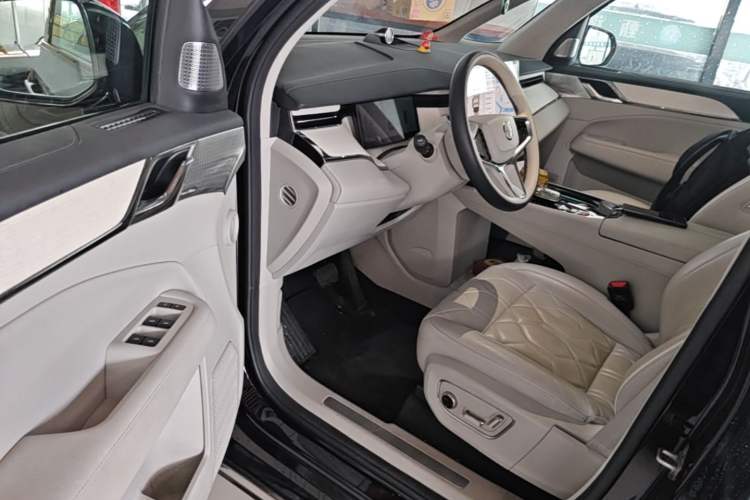 Used Volvo EM90 2025 Ultra Six-Seater Driver Seat