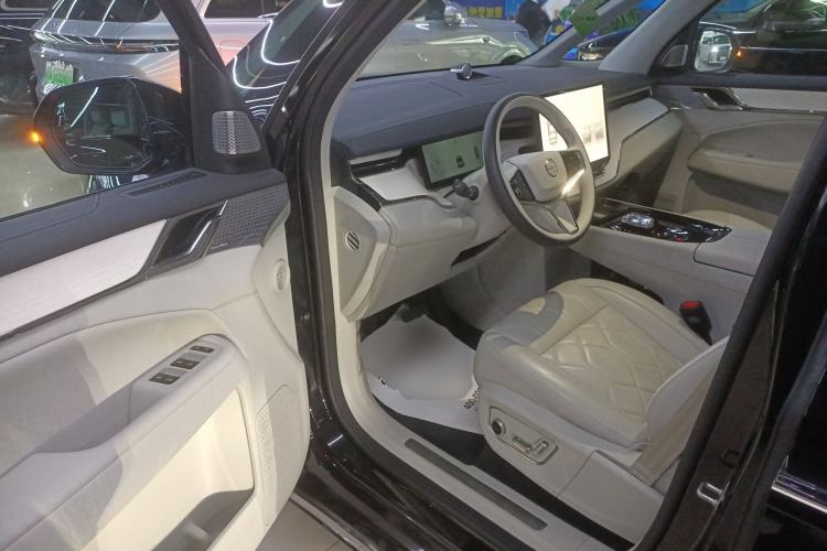 Used Volvo EM90 2025 Ultra Six-Seater Driver Seat
