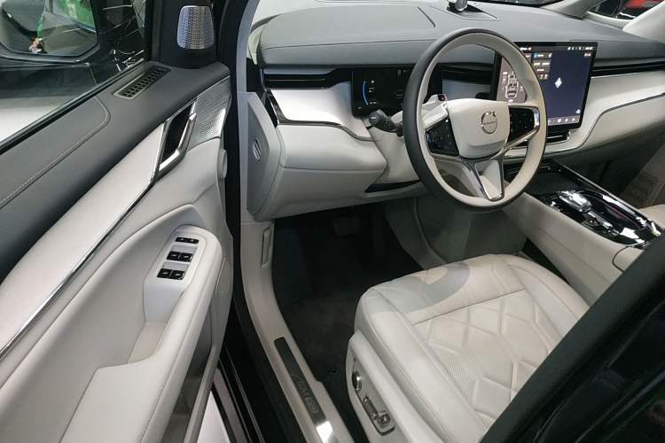 Used Volvo EM90 2025 Ultra Six-Seater Driver Seat