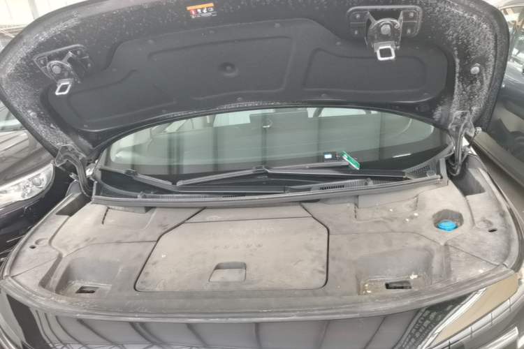 Used Volvo EM90 2025 Ultra Six-Seater Engine Bay