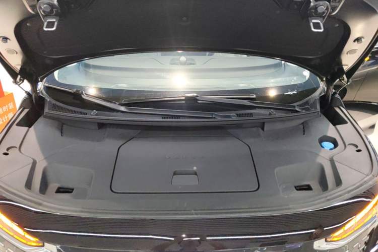 Used Volvo EM90 2025 Ultra Six-Seater Engine Bay