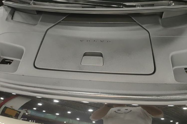 Used Volvo EM90 2025 Ultra Six-Seater Engine Bay