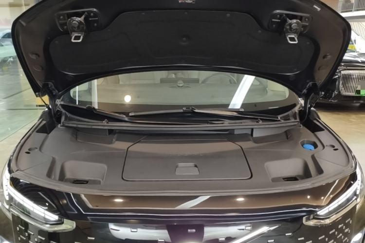 Used Volvo EM90 2025 Ultra Six-Seater Engine Bay