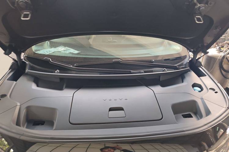 Used Volvo EM90 2025 Ultra Six-Seater Engine Bay
