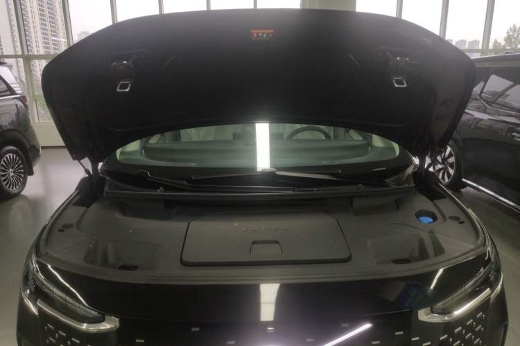 Used Volvo EM90 2025 Ultra Six-Seater Engine Bay