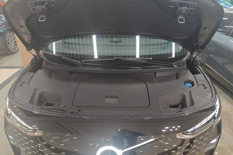 Used Volvo EM90 2025 Ultra Six-Seater Engine Bay