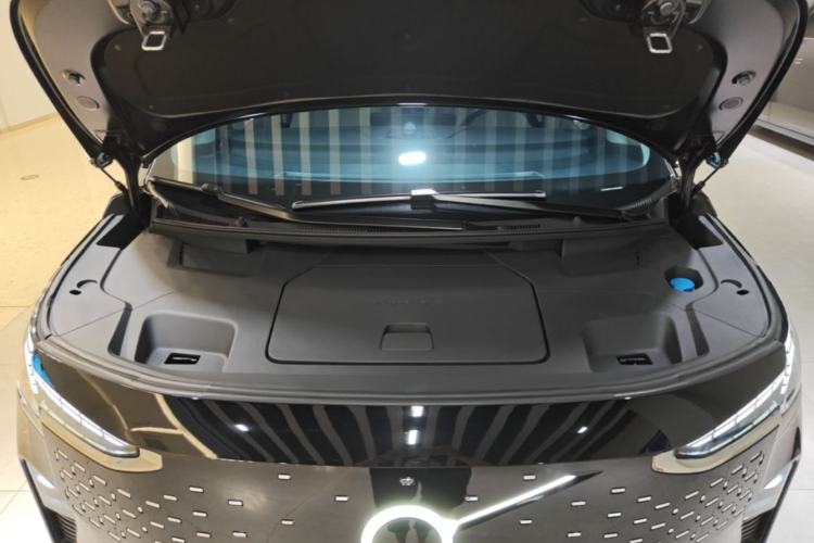 Used Volvo EM90 2025 Ultra Six-Seater Engine Bay