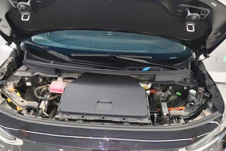 Used Volvo EM90 2025 Ultra Six-Seater Engine Bay