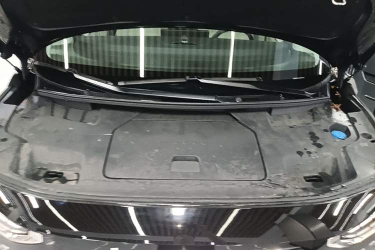 Used Volvo EM90 2025 Ultra Six-Seater Engine Bay