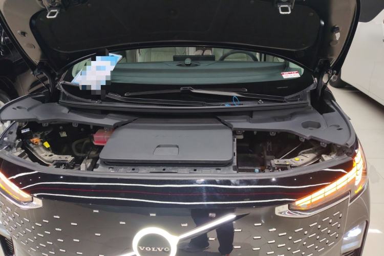 Used Volvo EM90 2025 Ultra Six-Seater Engine Bay