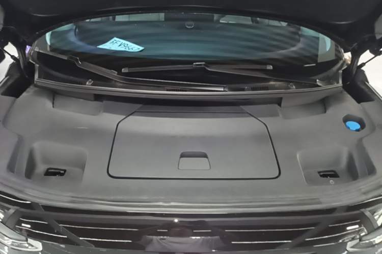 Used Volvo EM90 2025 Ultra Six-Seater Engine Bay