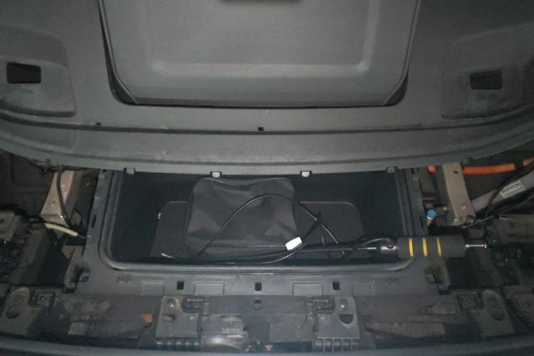 Used Volvo EM90 2025 Ultra Six-Seater Engine Bay