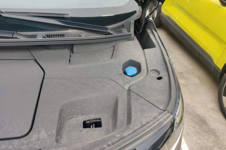Used Volvo EM90 2025 Ultra Six-Seater Engine Bay Left