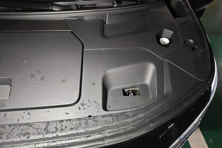 Used Volvo EM90 2025 Ultra Six-Seater Engine Bay Left