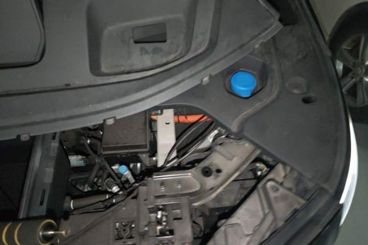 Used Volvo EM90 2025 Ultra Six-Seater Engine Bay Left