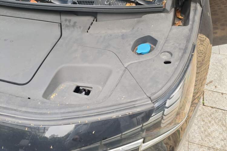 Used Volvo EM90 2025 Ultra Six-Seater Engine Bay Left