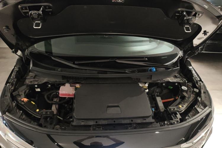Used Volvo EM90 2025 Ultra Six-Seater Engine Bay