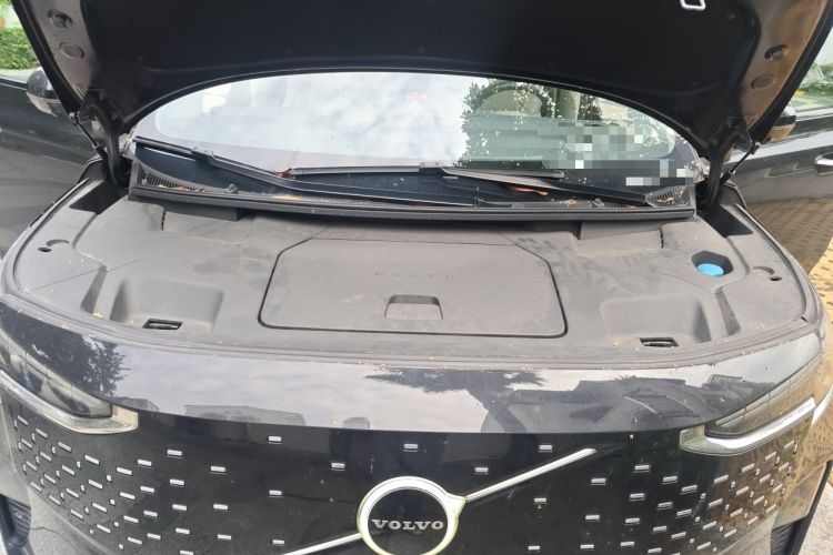 Used Volvo EM90 2025 Ultra Six-Seater Engine Bay