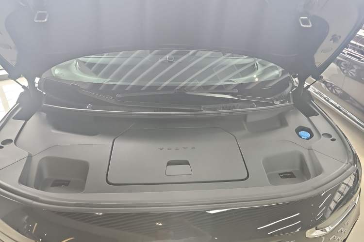 Used Volvo EM90 2025 Ultra Six-Seater Engine Bay