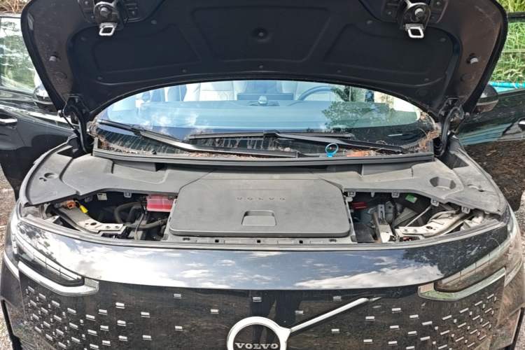 Used Volvo EM90 2025 Ultra Six-Seater Engine Bay