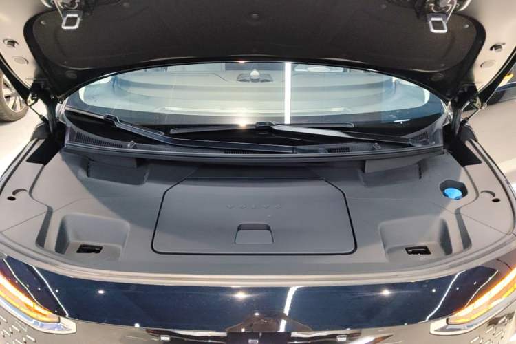 Used Volvo EM90 2025 Ultra Six-Seater Engine Bay