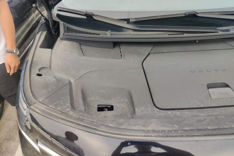 Used Volvo EM90 2025 Ultra Six-Seater Engine Bay Right