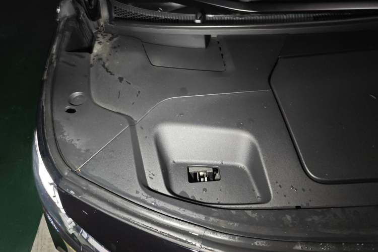 Used Volvo EM90 2025 Ultra Six-Seater Engine Bay Right