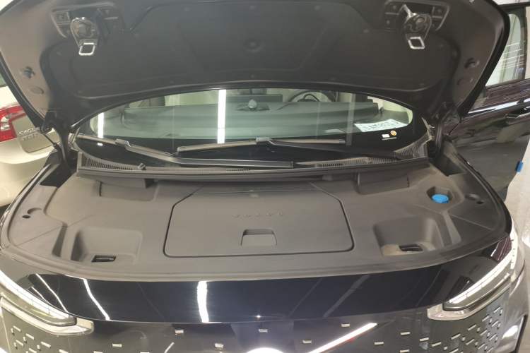 Used Volvo EM90 2025 Ultra Six-Seater Engine Bay