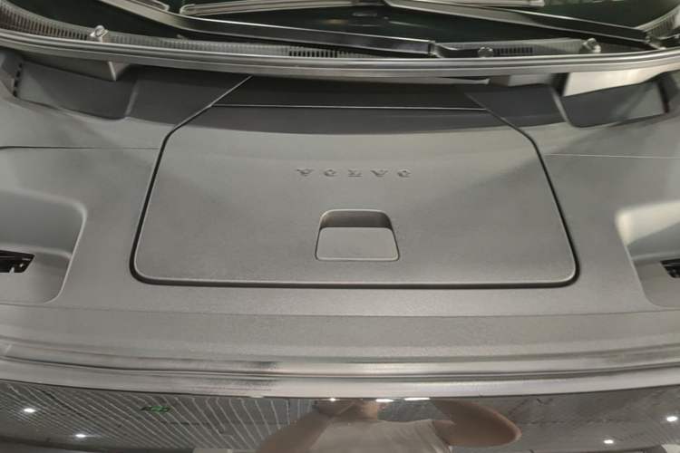 Used Volvo EM90 2025 Ultra Six-Seater Engine Bay
