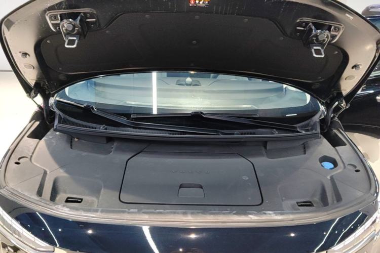 Used Volvo EM90 2025 Ultra Six-Seater Engine Bay