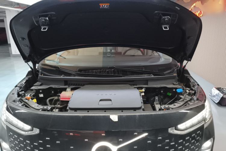 Used Volvo EM90 2025 Ultra Six-Seater Engine Bay