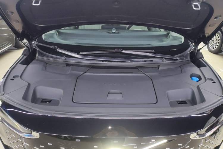 Used Volvo EM90 2025 Ultra Six-Seater Engine Bay