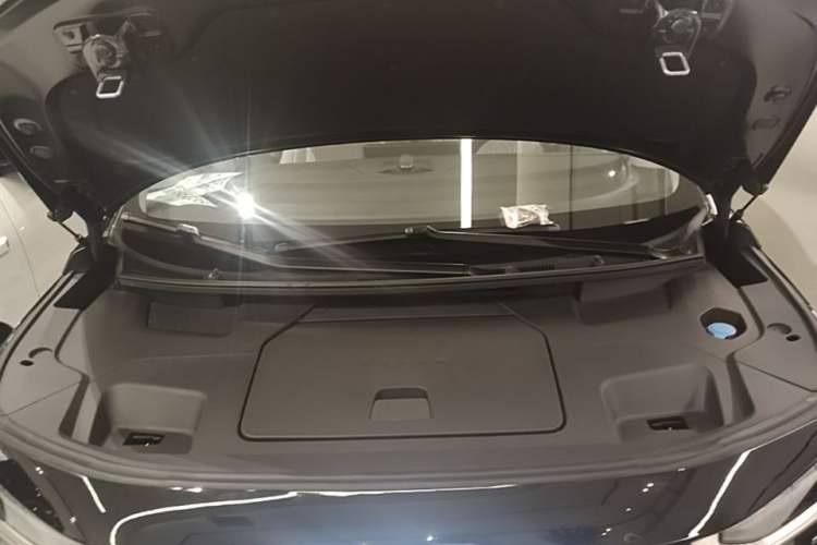 Used Volvo EM90 2025 Ultra Six-Seater Engine Bay