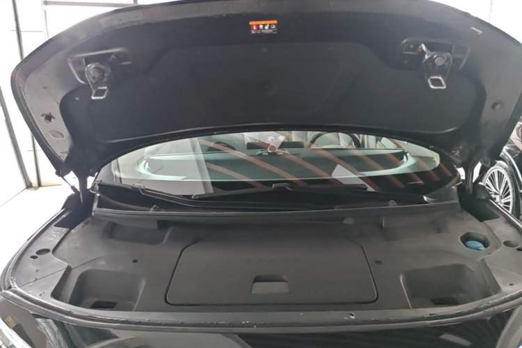Used Volvo EM90 2025 Ultra Six-Seater Engine Bay