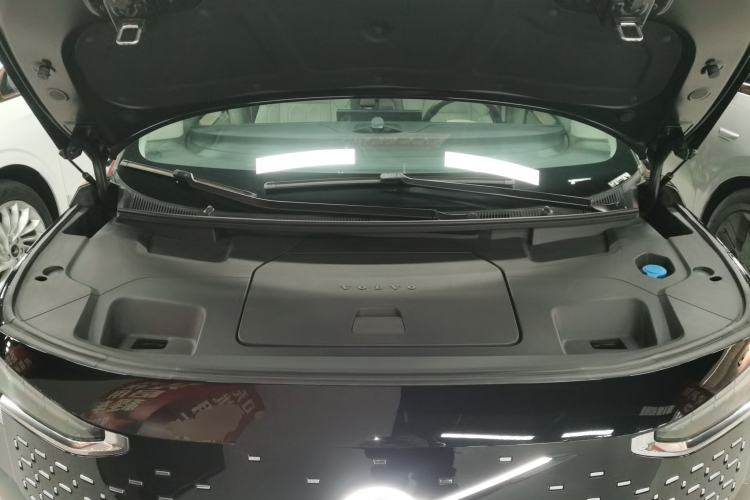 Used Volvo EM90 2025 Ultra Six-Seater Engine Bay