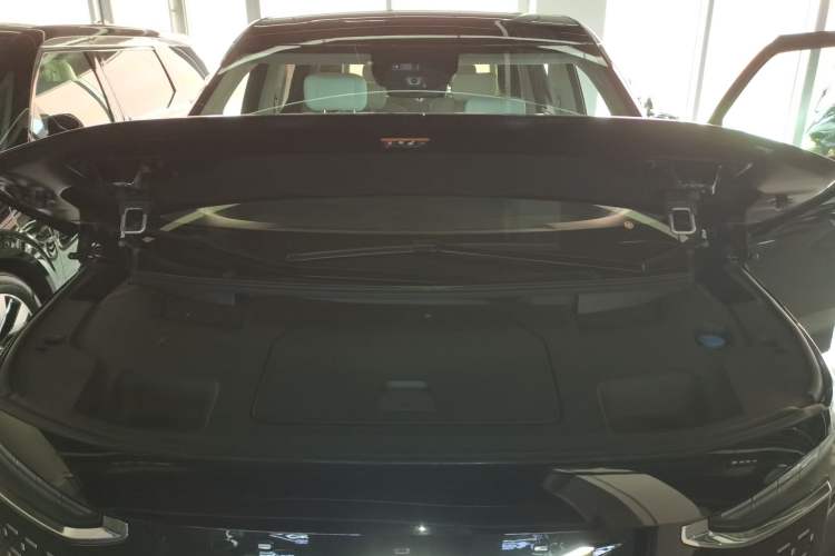 Used Volvo EM90 2025 Ultra Six-Seater Engine Bay